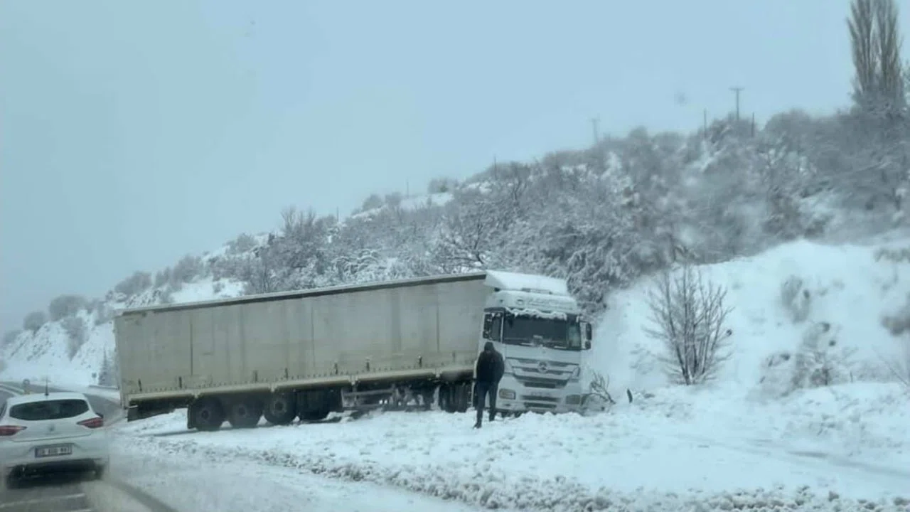 Elazığ’da şarampole kayan tır kara saplandı