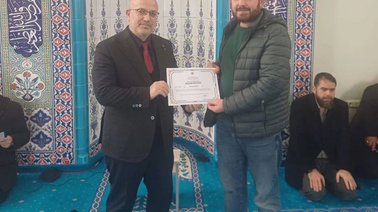 Emet’te Tashih-i Hurûf Kursunu tamamlayan din görevlilerine başarı belgesi