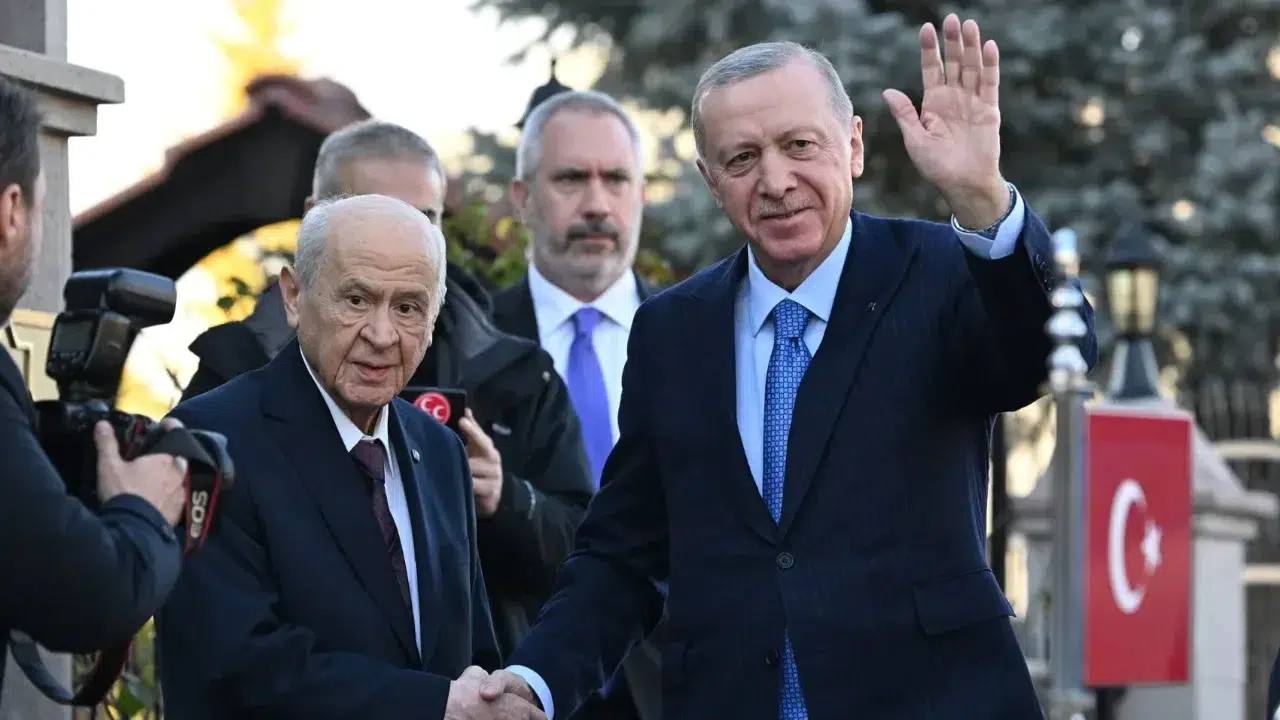 Erdoğan'dan MHP'ye Türk bayraklı çiçek: İçinde 57 tane gül var