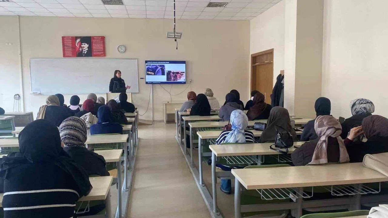 Erzincan emniyeti üniversite öğrencilerini uyuşturucuya karşı bilgilendirdi