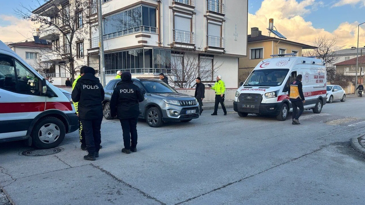Erzincan’da iki otomobil çarpıştı: 2’i çocuk 3 kişi yaralandı