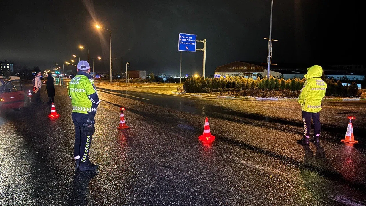 Erzincan’da kar ve sis ulaşımı aksattı