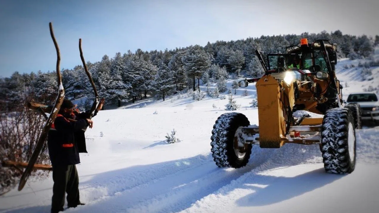 Erzincan’da kar ve tipiden 494 köy yolu ulaşıma kapandı