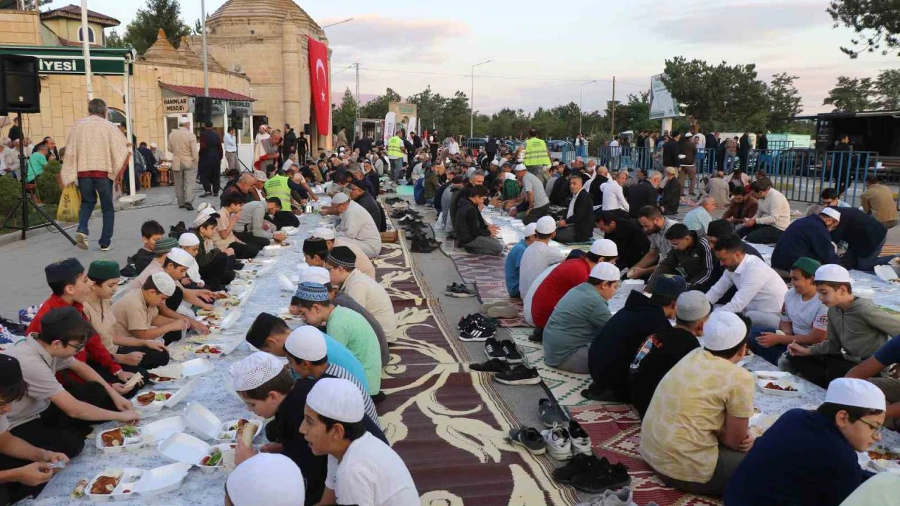 Erzincan’da Vakıflardan Terzibaba Sofrasında Ramazan iftarı