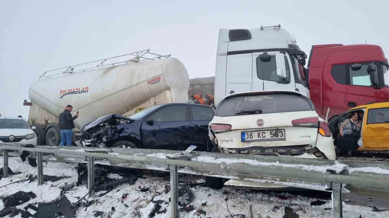 Erzurum’da zincirleme kazada can pazarı yaşandı: 8 ağır yaralı