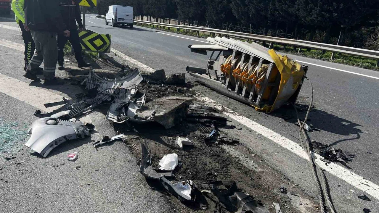 Esenler’de cip refüje çarptı: Araçta sıkışan sürücü yaralandı