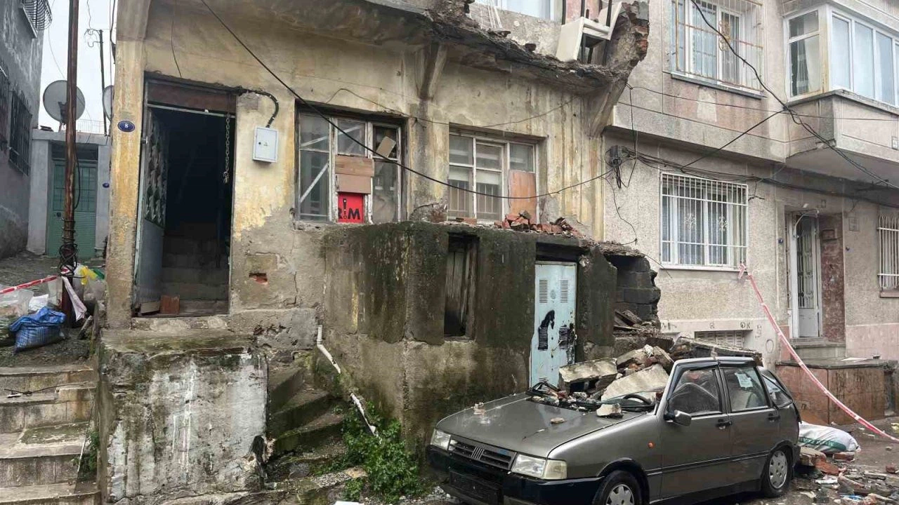 Eski binanın balkonundan düşen beton parçaları bir otomobili kullanılamayacak hale getirdi