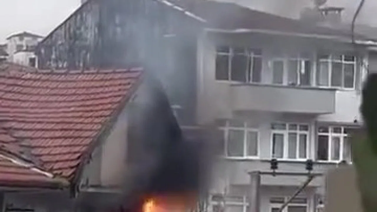 Evde çıkan yangında elektrik kabloları patladı