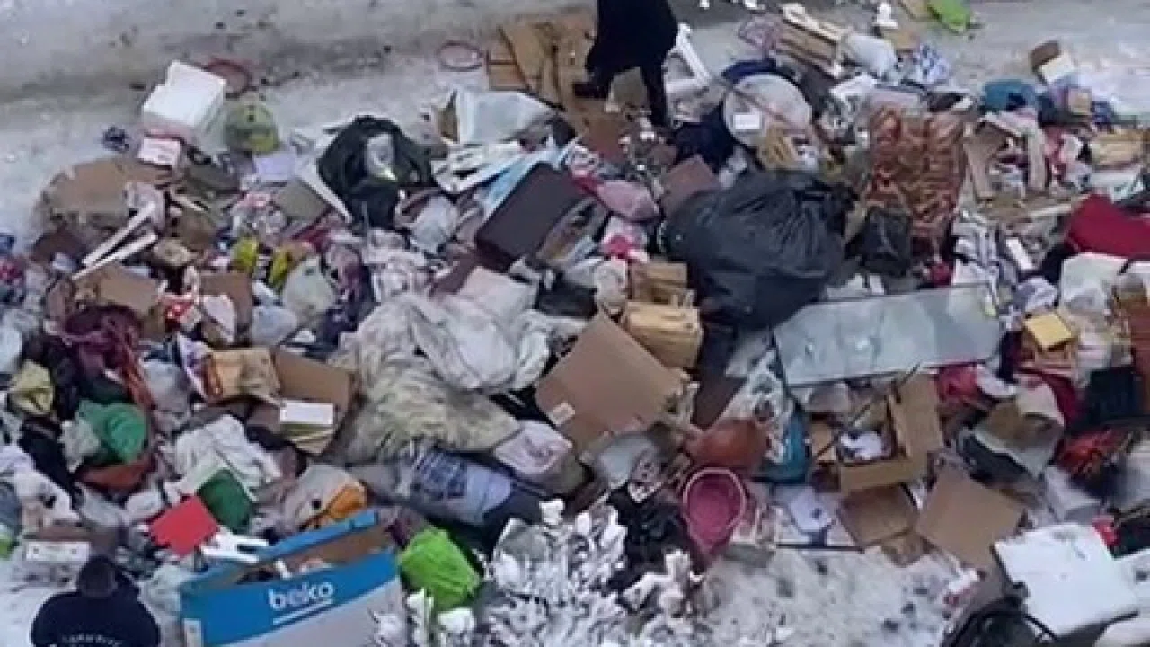 Evden tonlarca çöp çıktı