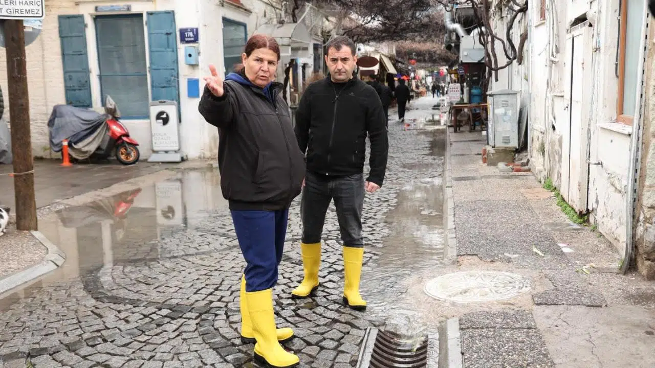 Foça Belediyesi yağışlara karşın tüm ekibiyle sahada