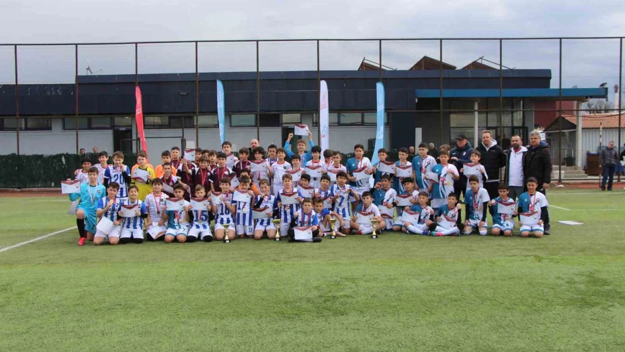 Futbolda şampiyon Bilgi ortaokulu oldu