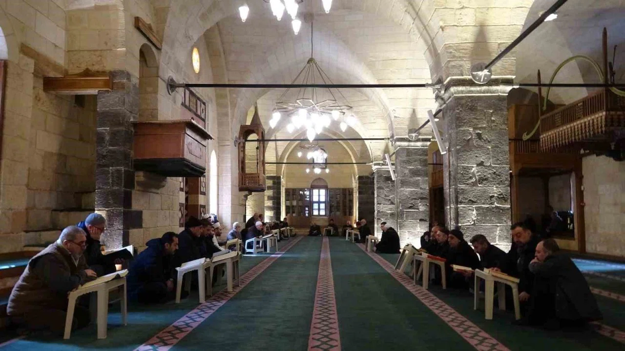 Gaziantep’te mukabele geleneği tarihi camilerde sürdürülüyor