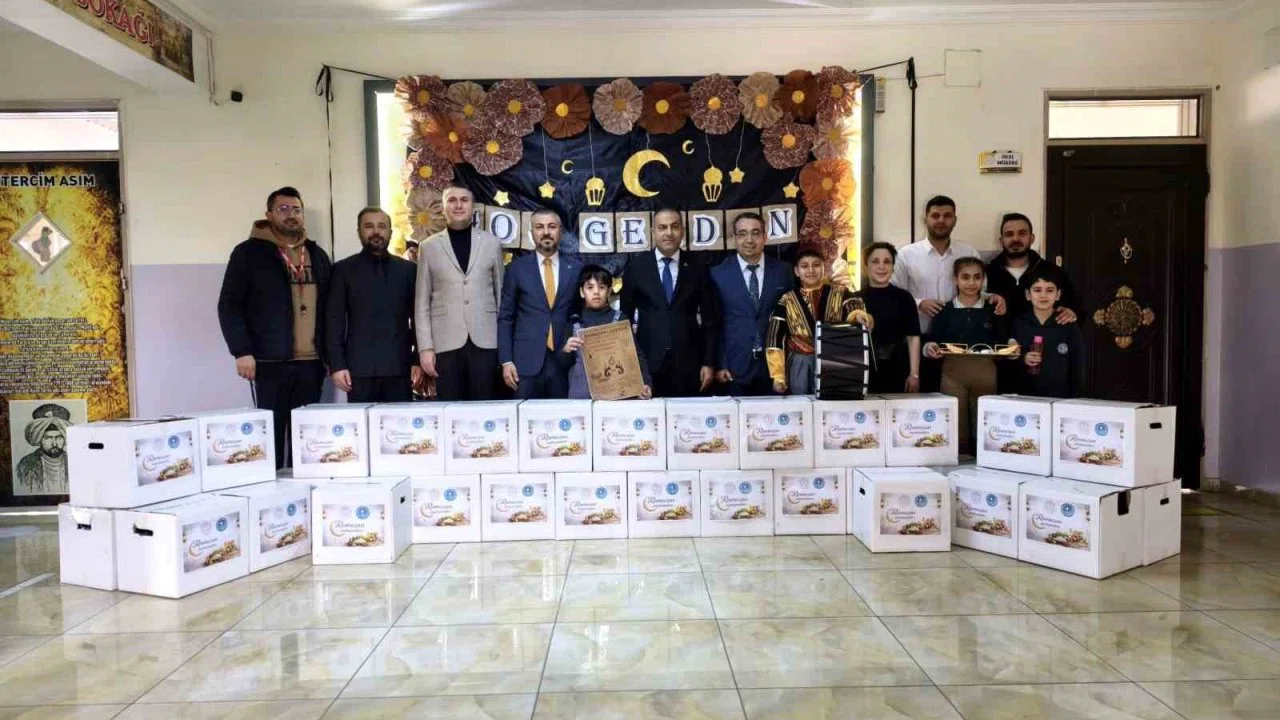 Gaziantep’te öğrenciler yardım kolileri hazırladı