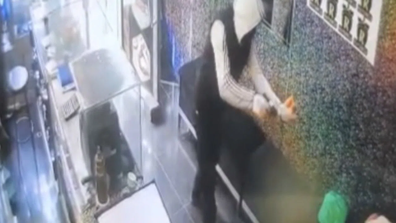 Gaziantep’te silahlı, maskeli ve biber gazlı kuyumcu soygunu kamerada