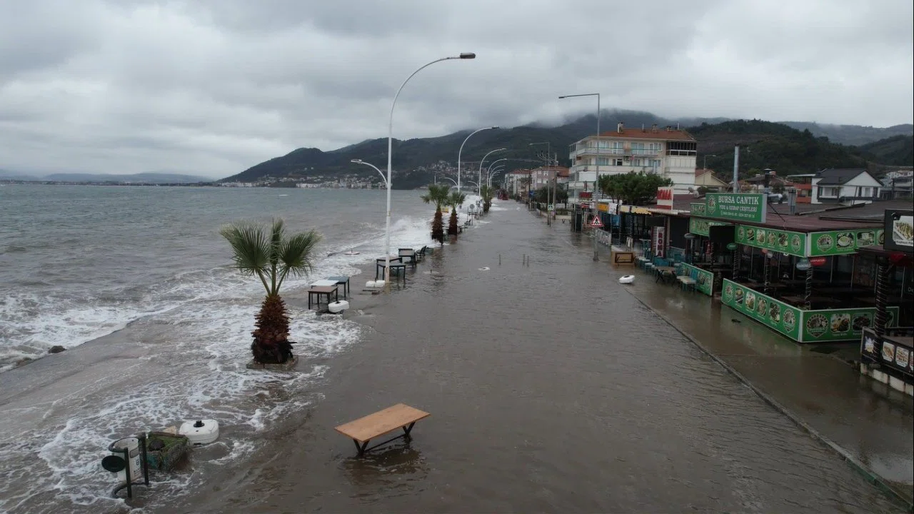 Gemlik’te deniz taştı, sahil yolu sular altında kaldı...O anlar havadan görüntülendi