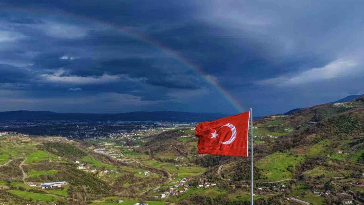 Gökkuşağı ve Türk bayrağı aynı karede buluştu
