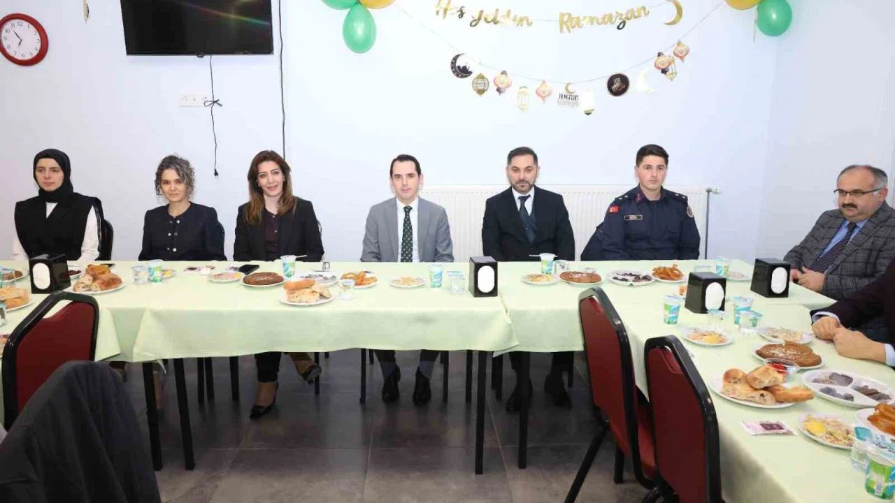 Gördes Huzurevi sakinleri iftar sofrasında buluştu