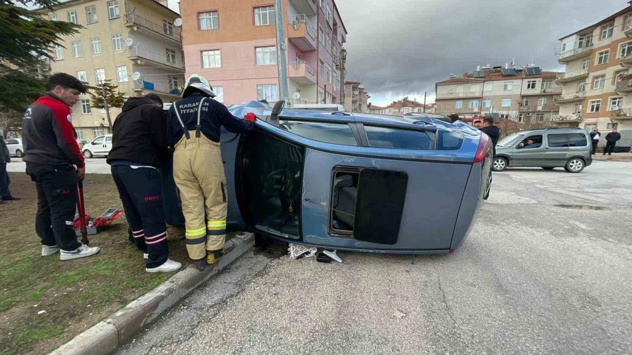 Hafif ticari araçla çarpışan otomobil yan yattı: 2 yaralı