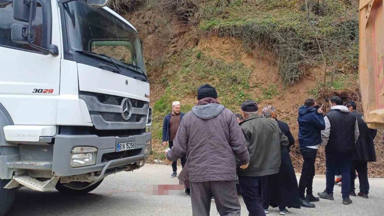 Hafriyat kamyonu cenaze törenine katılan kadına çarptı