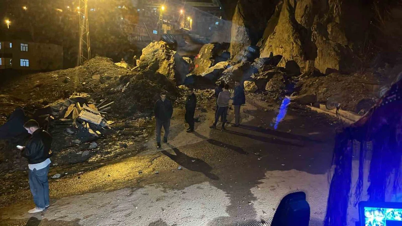Hakkari’de dev kayalar mahalle yoluna düştü