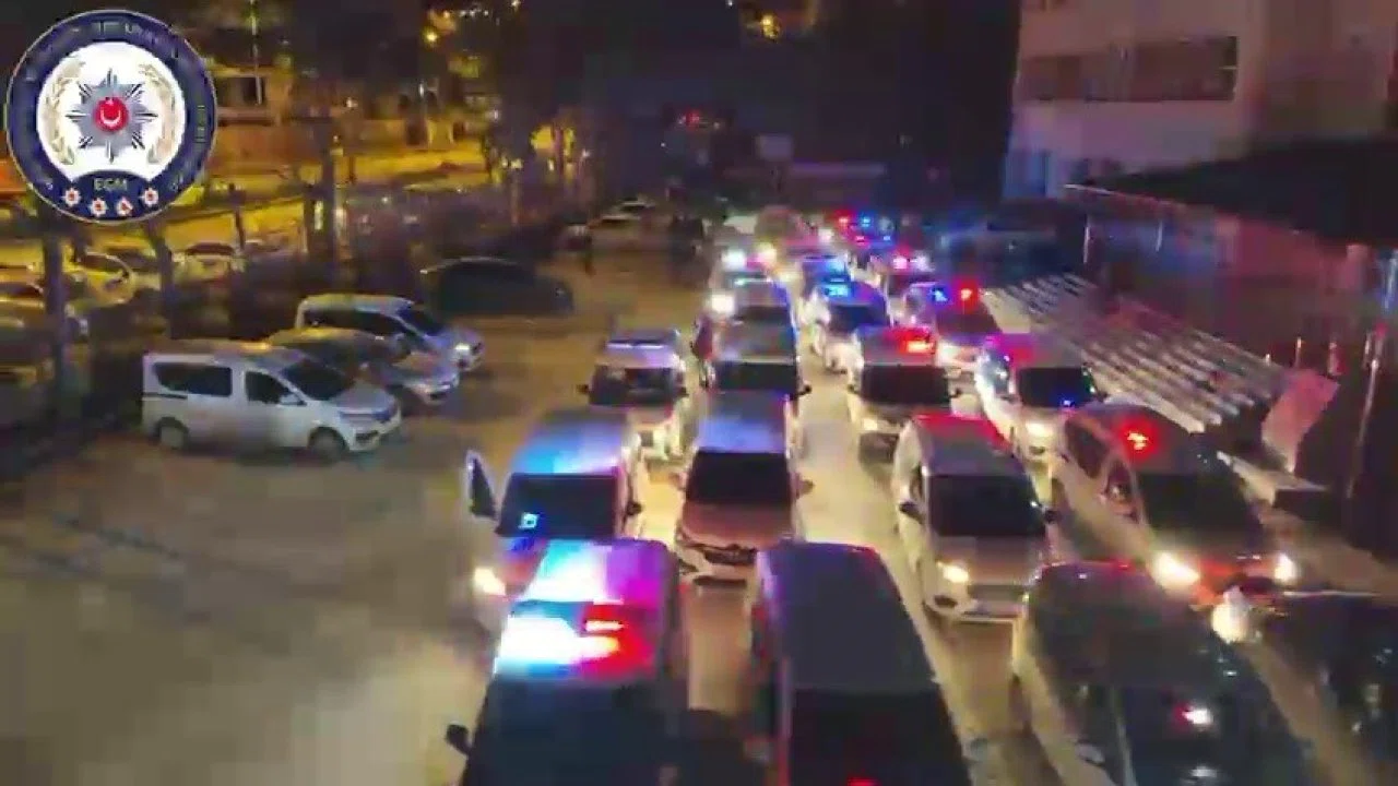 Hatay merkezli 8 ilde ‘Gümrük geçişinde rüşvet’ operasyonunda milyonlarca TL’lik döviz ve silah ele geçirildi