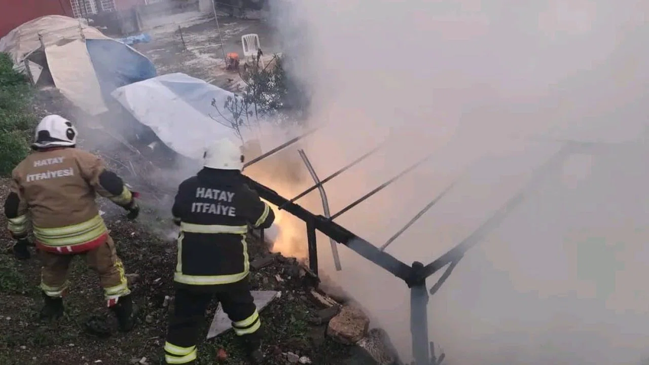 Hatay’da odunluk yangını evlere sıçramadan söndürüldü