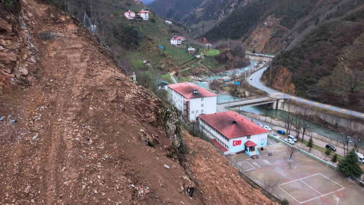 Heyelan tehdidine karşı okul koruma altına alındı