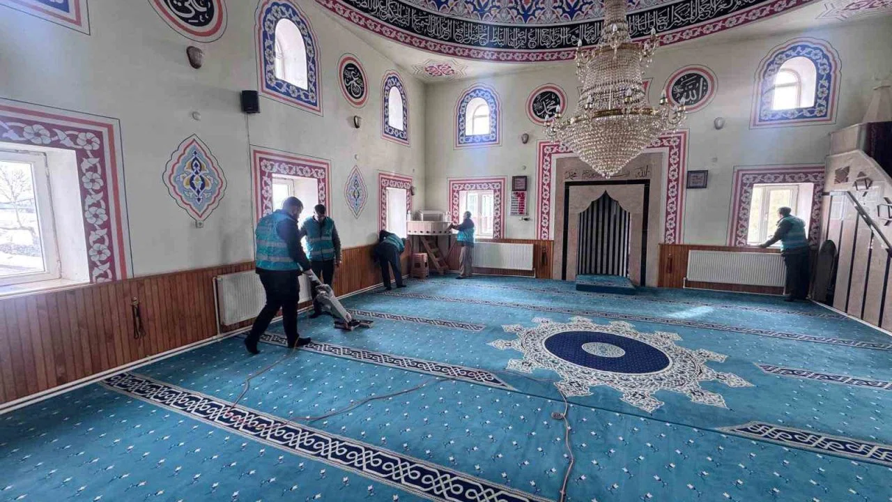 Hınıs’ta yükümlüler camilerde temizlik yaptı