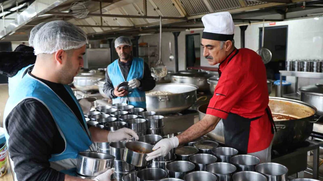 Hükümlülerce hazırlanan iftar yemeği 3 bin kişiye ulaştırılıyor