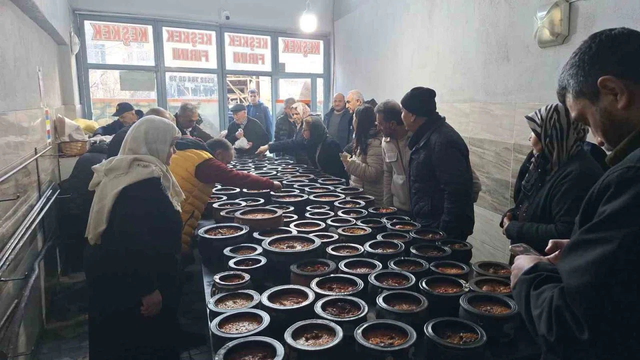 İftar sofralarının vaz geçilmez lezzeti: 8 saatte pişiyor, davul sesini duyan fırınlara koşuyor
