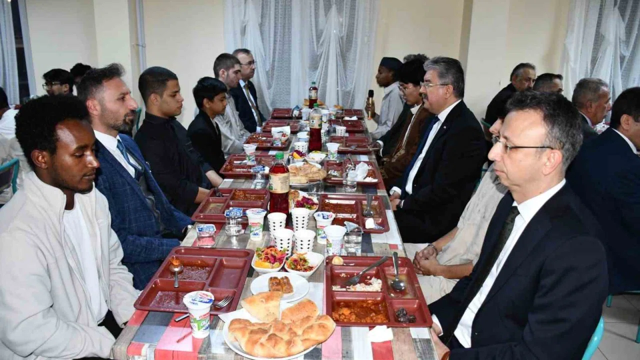 İftarda uluslararası öğrencilerle bir araya gelindi