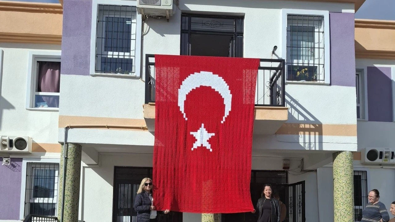 İlmek ilmek gurur: El emeği Türk Bayrağı göndere çekildi