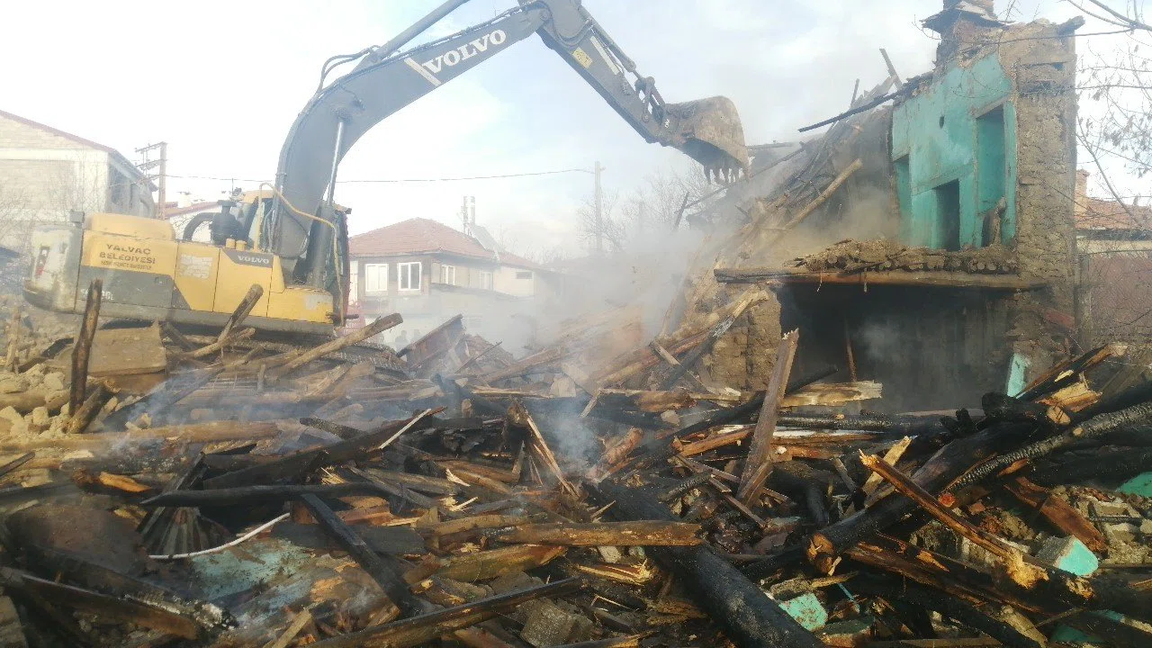 Isparta’da kerpiç ev yangında kullanılamaz hale geldi