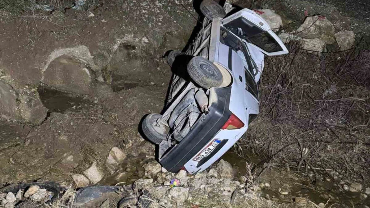 Isparta’da otomobil şarampole yuvarlandı: 5 yaralı