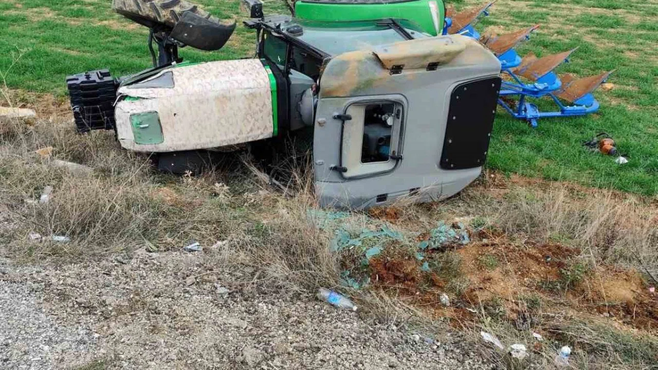 Isparta’da şarampole yuvarlanan traktörün sürücüsü yaralandı