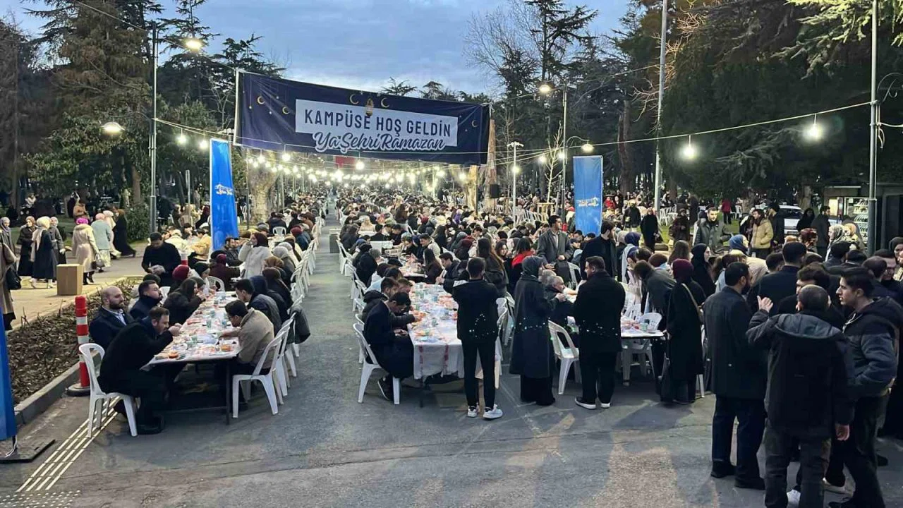 İstanbul Üniversitesi’nde düzenlenen iftara binlerce öğrenci katıldı