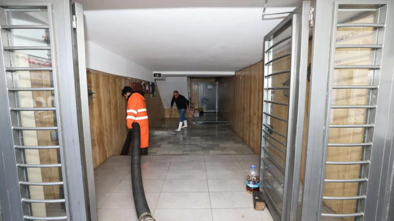 İzmir Büyükşehir Belediyesi sahada: 412 iş makinesi ve 1365 personel görevde