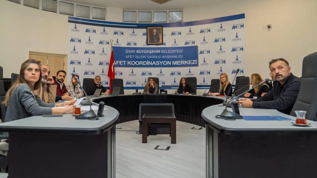 İzmir Büyükşehir Belediyesi’nden turuncu kod alarmı: Kriz masası devrede, tüm birimler sahada