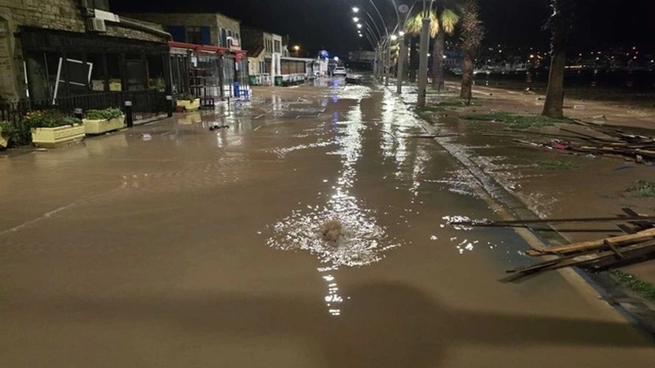 İzmir’de dereler taştı: Yeni Foça’yı su bastı