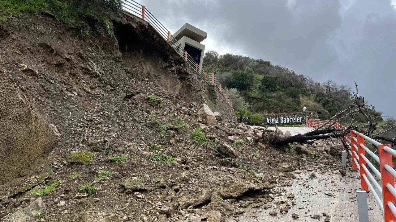 İzmir’de lüks site yolu toprak kayması nedeniyle kapandı