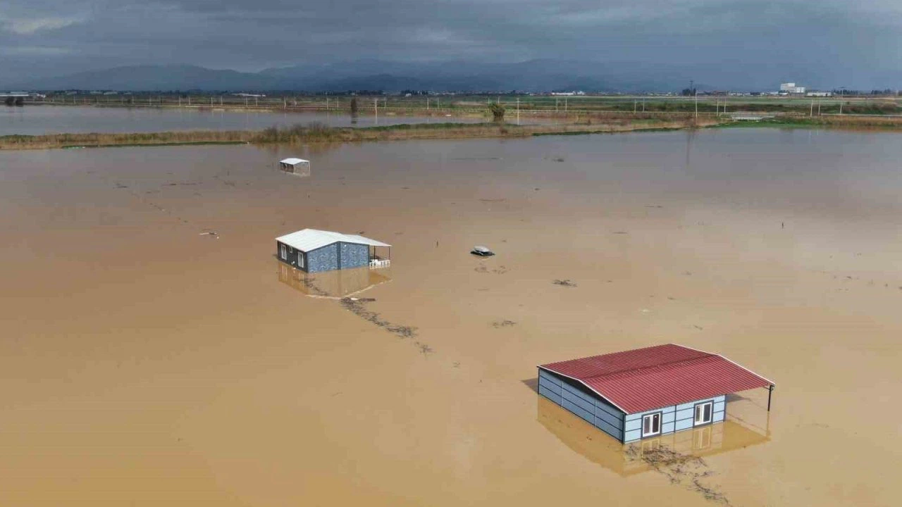 İzmir’de sağanak ovayı göle çevirdi