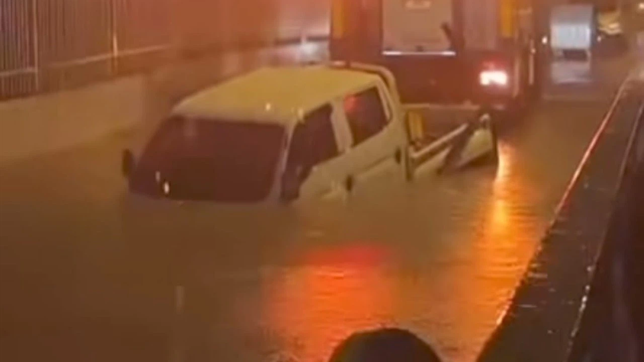 İzmir’de suyla dolan alt geçitte mahsur kalan sürücü hayatını kaybetti