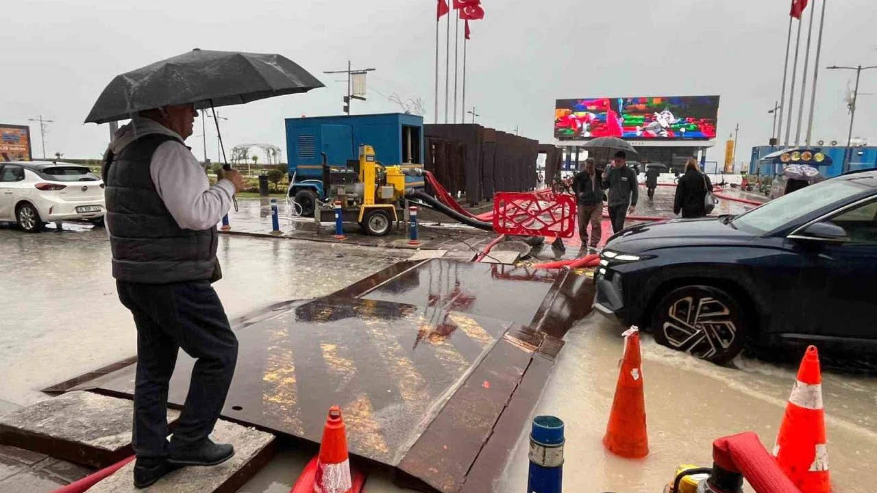 İzmir’de ’Venedik’i andıran manzaralar oluştu