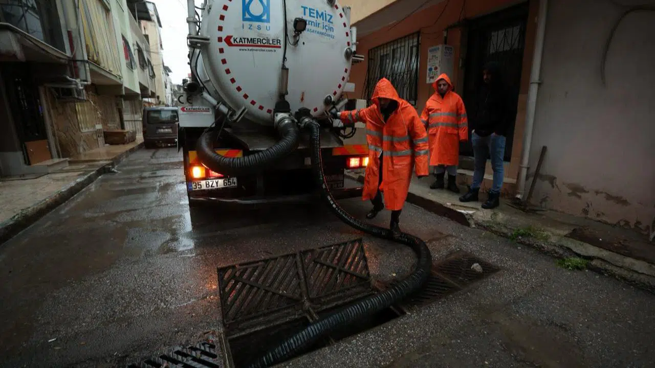 İzmir’de yağış ve deniz seviyesi hareketliliğine anlık müdahale