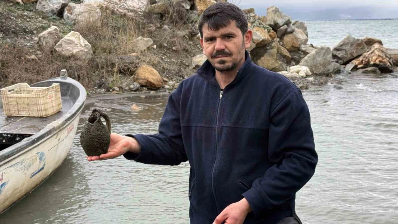 İznik Gölü’nde balıkçıların ağına küp takıldı