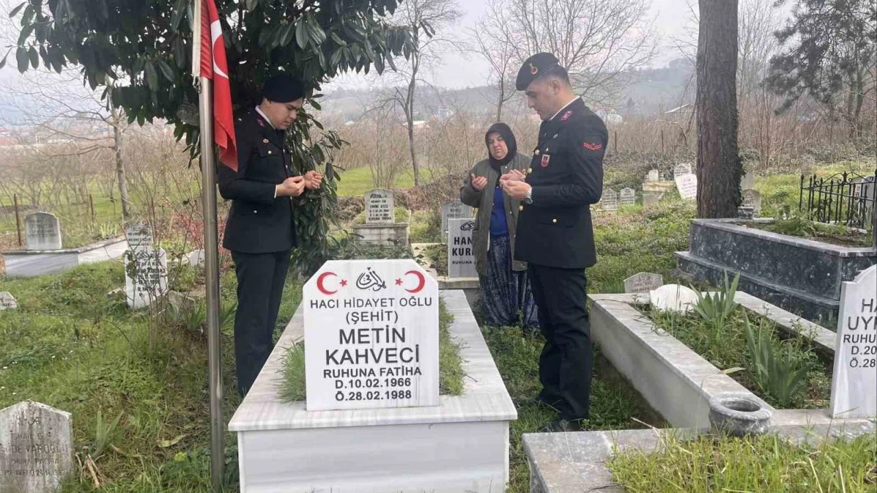 Jandarma şehit ailesini ve kabrini ziyaret etti