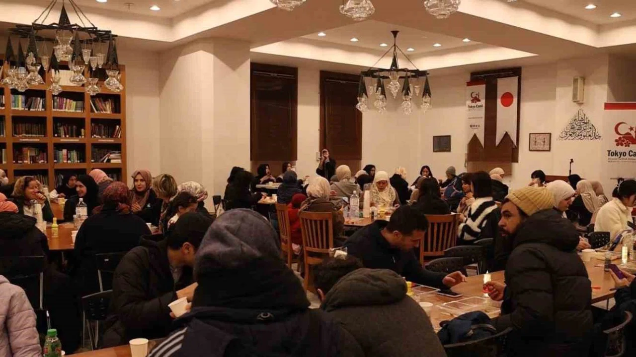 Japonya’daki Tokyo Camii’nde iftar sevinci