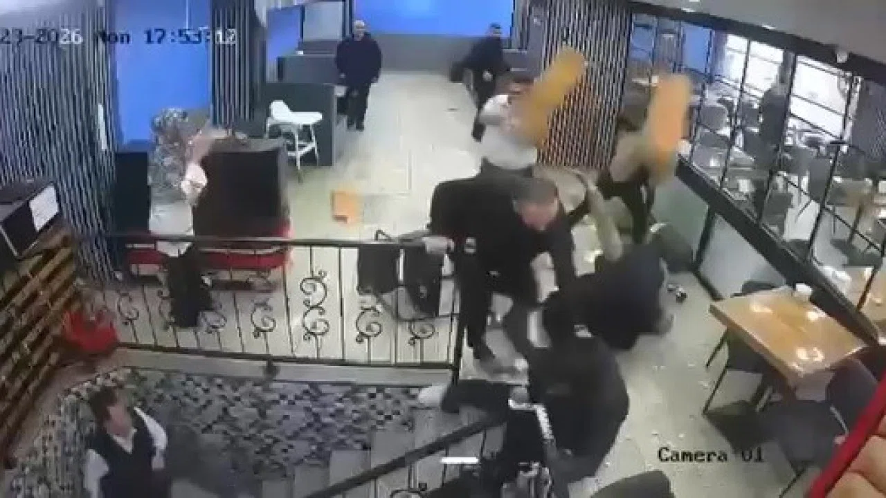 Kafede çıkan kavgada ortalık savaş alanına döndü: 100 bin liralık hasar