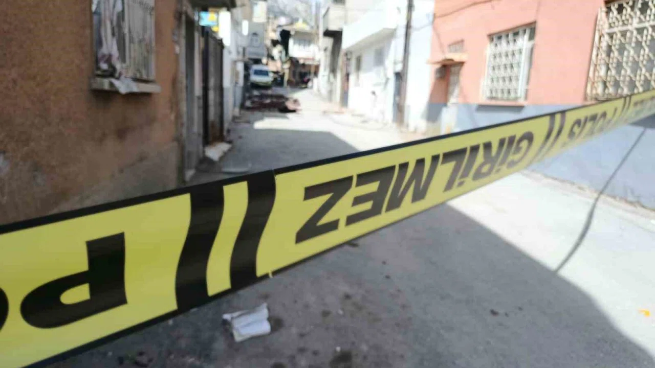 Kahramanmaraş’ta fırtına çatıları uçurdu