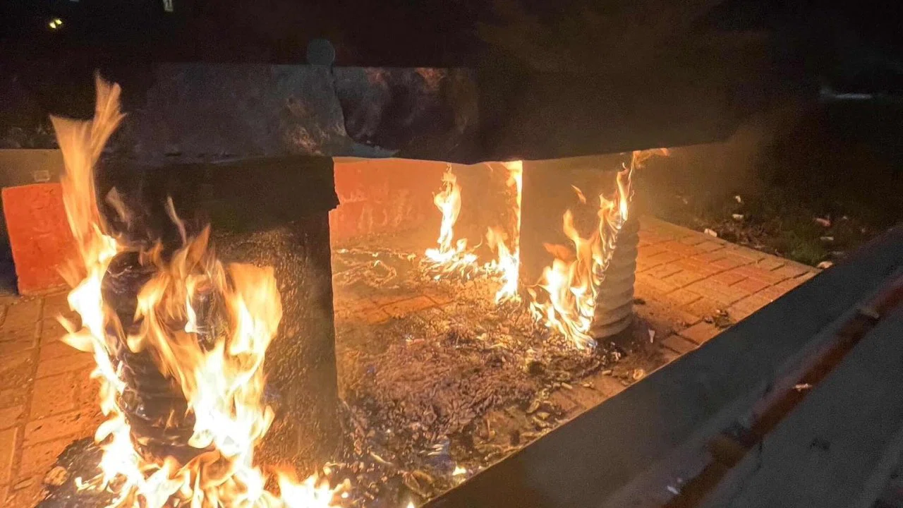Kahta’da parktaki bank ateşe verildi